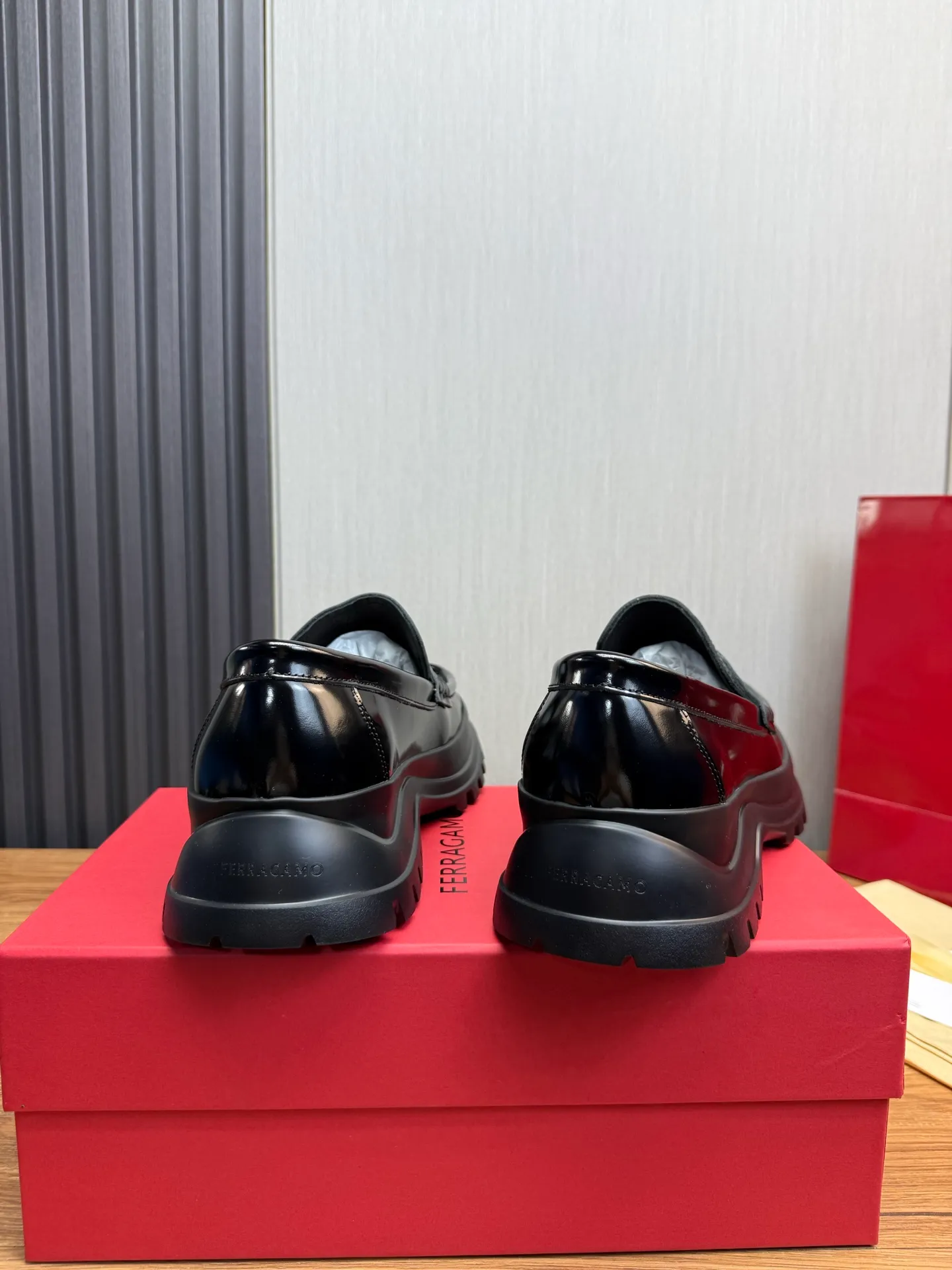 Men's shoes 💰880💰 Ferragamo. [Ferragamo] Men's Loaf leather shoes, the latest hot style, 1:1 original purchase quality, top quality, imported open-edge beaded cowhide leather on the upper, hand-made three-dimensional stitching highlights the round toe design, the inner feet are made of imported cowhide, with original wear-resistant rubber outsole, matching code 39-44, (38, 45 custom-made, non-refundable)
